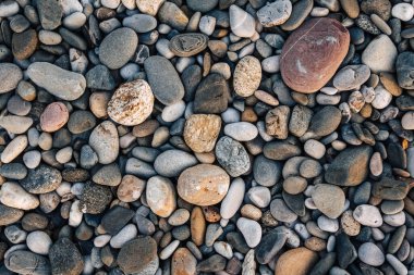 Renkli taşların çakıl desenleri. Soyut doğa arka planda çakıl taşları. Taş zemin. Deniz piyadeleri plajı.