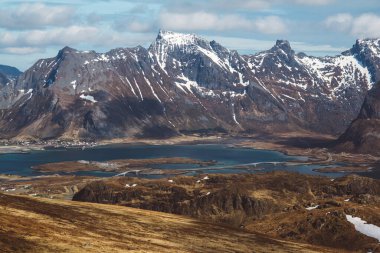 Lofoten adalarındaki Norveç dağı. Doğal İskandinav manzarası. Metin veya reklam için yer.