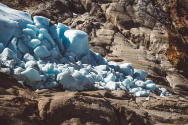 Dağlardaki güzel manzaralar ve Norveç 'in İskandinav doğası ekoloji kavramındaki buzul Svartisen manzarası. Mavi kar ve buz.