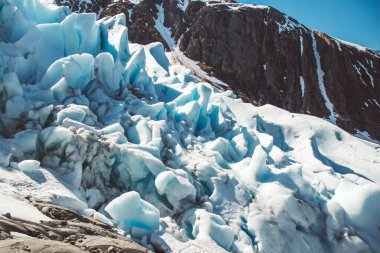 Dağlardaki güzel manzaralar ve Norveç 'in İskandinav doğası ekoloji kavramındaki buzul Svartisen manzarası. Mavi kar ve buz.
