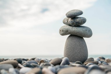 Çakıl taşı plajındaki taş piramit dengeyi, zen 'i, ahengi ve dengeyi simgeliyor. Özgürlük rahatlama kavramı. Metin veya reklam için yer.