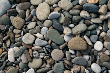 Renkli taşların çakıl desenleri. Soyut doğa arka planda çakıl taşları. Taş zemin. Deniz piyadeleri plajı.