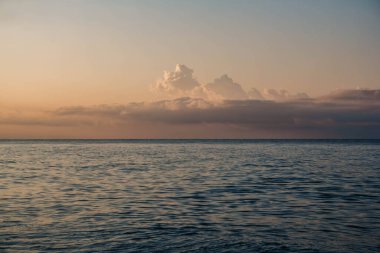 Denizde gün batımı. Güneşin doğuşunun çeşitli renk ve renkleri.