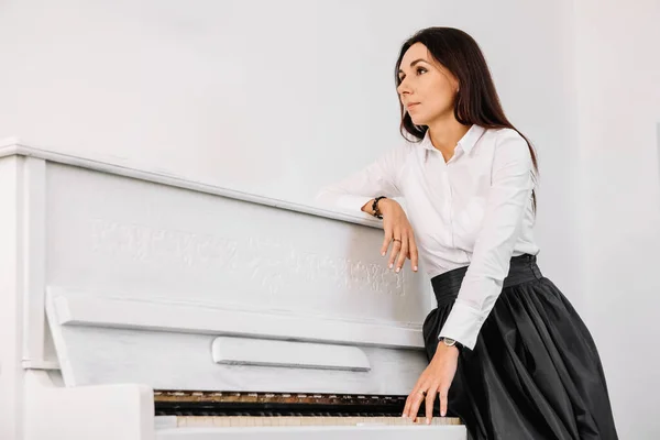 Красива Жінка Одягнена Білу Сорочку Грає Білому Піаніно Місце Тексту — стокове фото