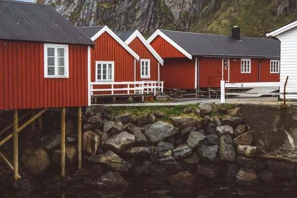 Norvegia Rorbu Case Montagne Rocce Oltre Fiordo Paesaggio Scandinavo Vista — Foto Stock
