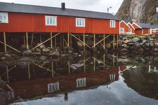 ノルウェーのロルブハウスとフィヨルドの風景の上の山の岩スカンディナヴィア旅行ビュー ロフトテン島 — ストック写真