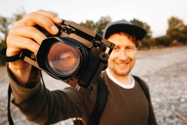 Retrato Tipo Tomando Una Foto Con Una Cámara Profesional Primer — Foto de Stock