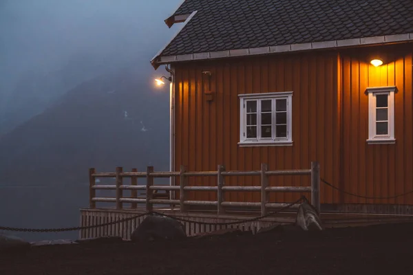 Noruega Casas Rorbu Montañas Rocas Sobre Fiordos Paisaje Escandinavo Viaje — Foto de Stock