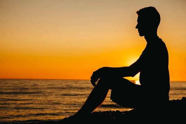 Silhueta Homem Sentado Contemplando Praia Fundo Mar Pôr Sol Conceito — Fotografia de Stock