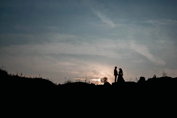 Silhouetten Eines Jungen Liebespaares Bei Sonnenuntergang Vor Dramatischem Himmelshintergrund Platz — Stockfoto