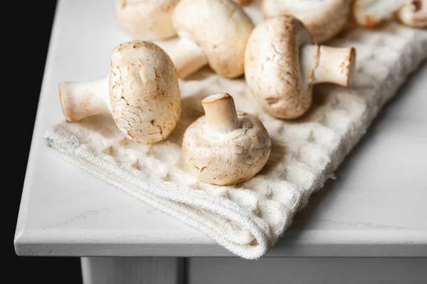 Cogumelos Champinhons Guardanapo Cozinha Uma Mesa Madeira Branca Lugar Para — Fotografia de Stock