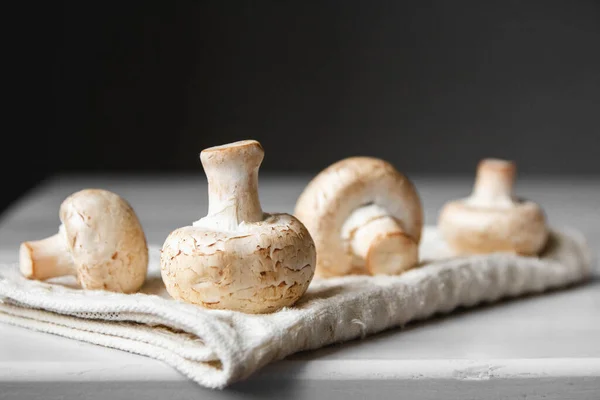 Cogumelos Champinhons Guardanapo Cozinha Uma Mesa Madeira Branca Lugar Para — Fotografia de Stock