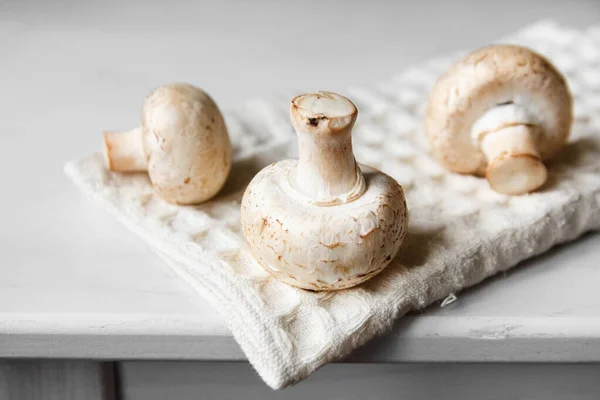 Cogumelos Champinhons Guardanapo Cozinha Uma Mesa Madeira Branca Lugar Para — Fotografia de Stock