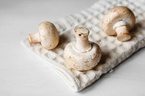 Paddenstoelen Champignons Het Keukenservet Een Witte Houten Tafel Plaats Voor — Stockfoto