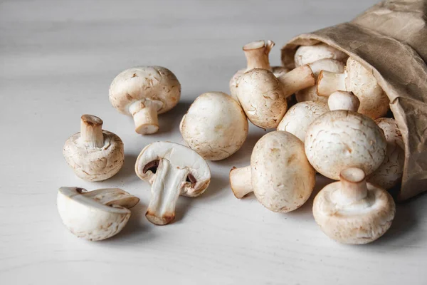 Cogumelos Champinhons Saco Papel Uma Mesa Madeira Branca Lugar Para — Fotografia de Stock