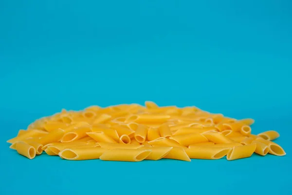 Pasta Penne Rigate Sobre Fondo Azul Copiar Espacio Vacío Para — Foto de Stock