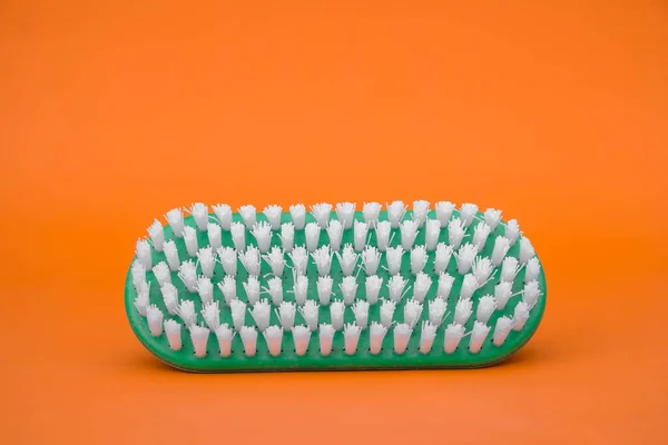Green Cleaning Brush Orange Background Copy Empty Space Text — Stock Photo, Image