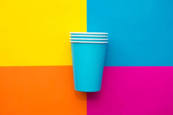 美しい多色の背景に青い紙使い捨てカップ 最上階だ ミニマリストスタイル テキストのコピー 空のスペース — ストック写真