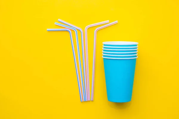 Blauwe Papieren Bekers Met Drinkgekleurde Plastic Rietjes Gele Achtergrond Klaar — Stockfoto