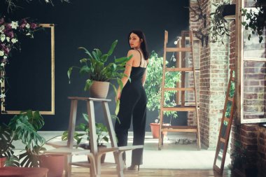 Çatı katı tarzında siyah elbiseli güzel bir manken..