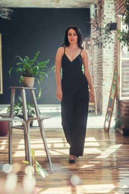 Çatı katı tarzında siyah elbiseli güzel bir manken..