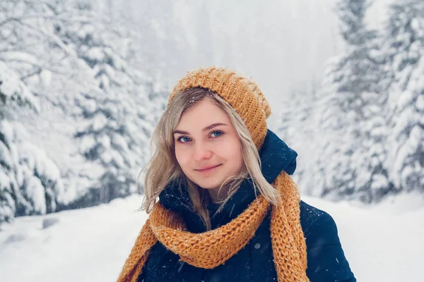 Hermosa Joven Bosque Invierno Retrato Invierno Niña Vestida Con Gorra —  Fotos de Stock