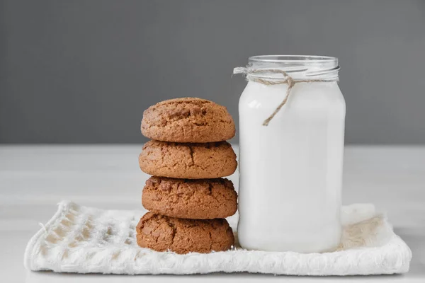 Milch Glas Und Haferflockenkekse Auf Weißem Tischhintergrund Kopieren Leerer Raum — Stockfoto