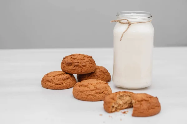 Milch Glas Und Haferflockenkekse Auf Weißem Tischhintergrund Kopieren Leerer Raum — Stockfoto