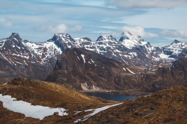Lofoten adalarındaki Norveç dağları ve manzaraları. Doğal İskandinav manzarası. Metin veya reklam için yer.