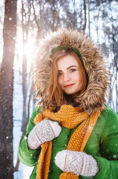 Красивая Молодая Девушка Зимнем Лесу Зимний Портрет Женщин Рукавицах Шарфе — стоковое фото