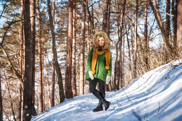 Красивая Молодая Девушка Зимнем Лесу Зимний Портрет Женщин Рукавицах Шарфе — стоковое фото