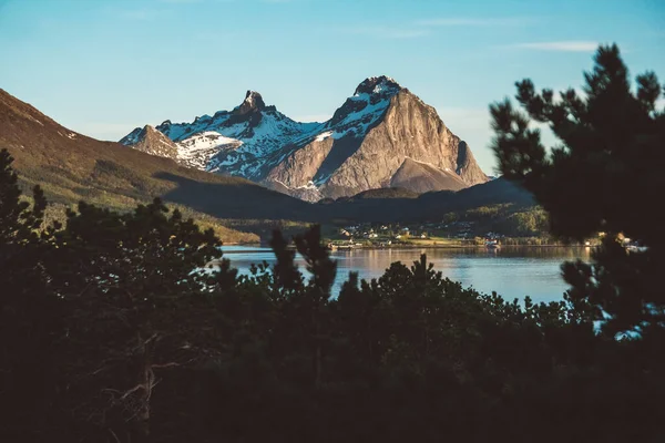 ロフテン島のノルウェーの山々と風景 自然スキャンディナヴィアの風景 テキストまたは広告の場所 — ストック写真
