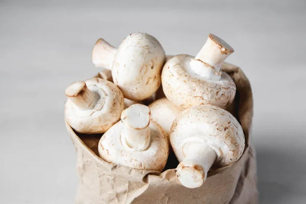 Cogumelos Champinhons Saco Papel Uma Mesa Madeira Branca Lugar Para — Fotografia de Stock