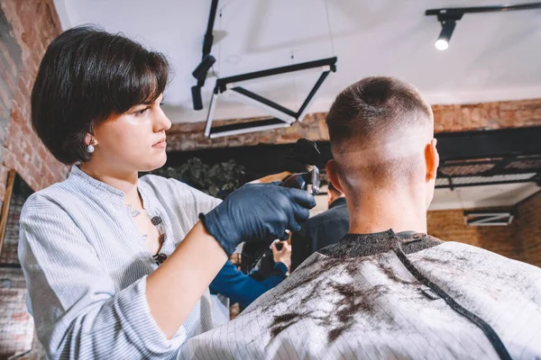 Hermosa Peluquera Mujer Afeita Cabeza Del Cliente Con Trimmer Eléctrico — Foto de Stock