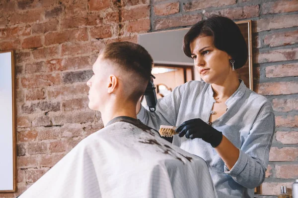 Beautiful Woman Hairdresser Shaves Client Head Electric Trimmer Barber Shop — Stock Photo, Image