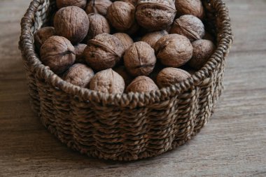 Tahta bir arka planda, sepetin içinde cevizler. Üst Manzara. Kopyala, metin için boşluk