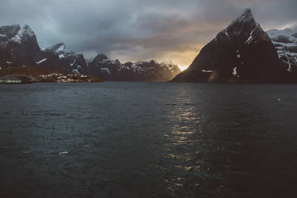 ロフテン島のノルウェーの山々と風景 自然スキャンディナヴィアの風景 テキストまたは広告の場所 — ストック写真