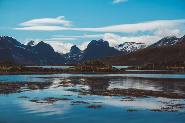 ロフテン島のノルウェーの山々と風景 自然スキャンディナヴィアの風景 テキストまたは広告の場所 — ストック写真