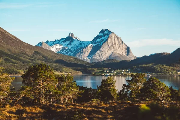 Νορβηγικά Βουνά Και Τοπία Στα Νησιά Lofoten Φυσικό Σκανδιναβικό Τοπίο — Φωτογραφία Αρχείου