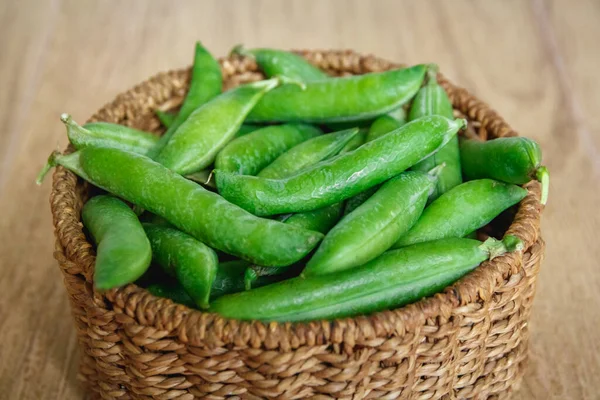 Récolte Pois Trouve Dans Panier Rond Osier Sur Fond Bois — Photo