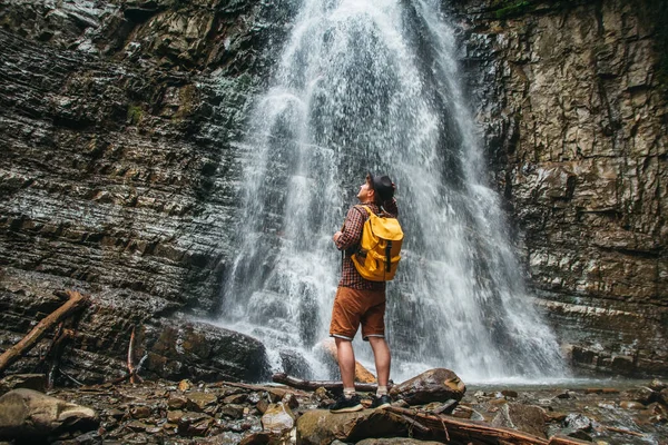 Traveler Man Yellow Backpack Standing Background Waterfall Travel Lifestyle Concept — Stock Photo, Image