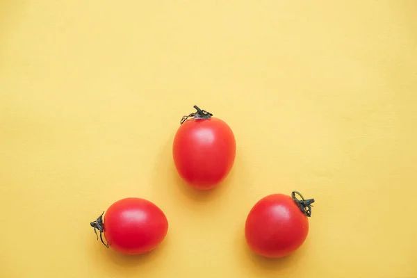 Legume Tomate Vermelho Fundo Amarelo Vista Superior Estilo Minimalista Copiar — Fotografia de Stock