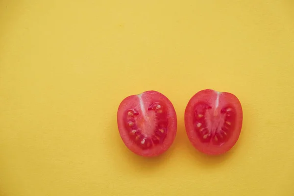 黄色の背景に赤いトマトの野菜 最上階だ ミニマリストスタイル テキストのコピー 空のスペース — ストック写真