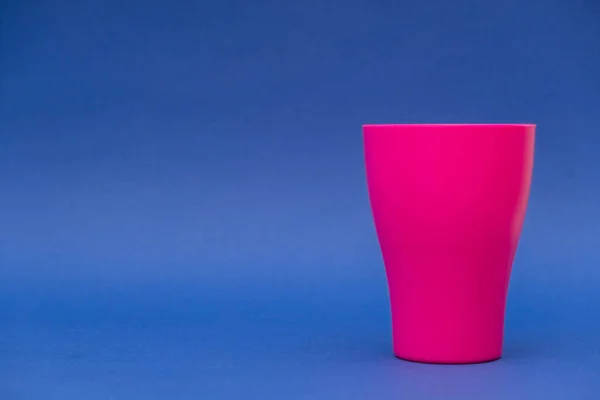 Copo Plástico Rosa Fundo Azul Estilo Minimalista Copiar Espaço Vazio — Fotografia de Stock