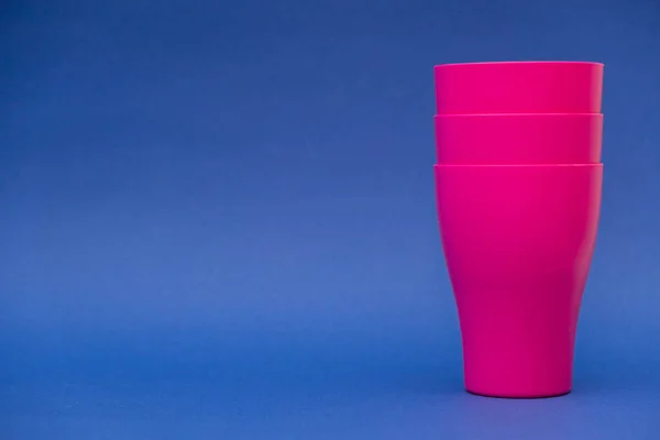 Beaucoup Tasses Plastique Rose Sur Fond Bleu Prêt Pour Fête — Photo