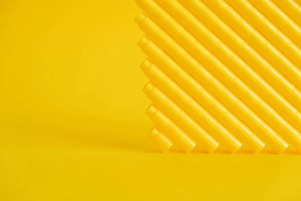Sarı Arka Planda Piramit Şeklinde Sarı Plastik Yapı Taşları Plastik — Stok fotoğraf