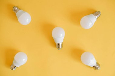 Sarı arka planda LED ampuller. Üst Manzara. Kopyala, metin için boşluk.