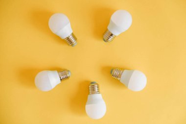 Sarı arka planda LED ampuller. Üst Manzara. Kopyala, metin için boşluk.