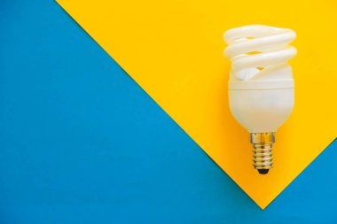 Mavi ve sarı arka planda LED ampul. Üst Manzara. Kopyala, metin için boşluk.