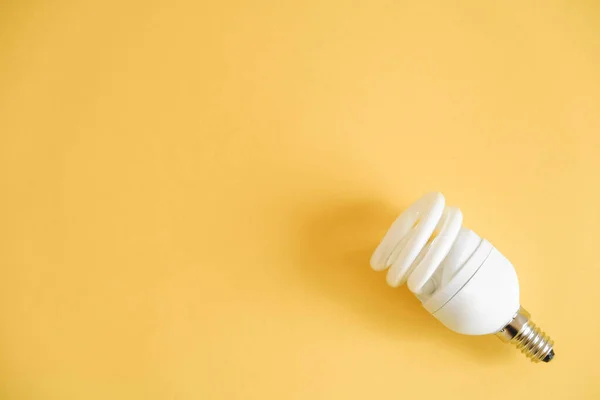 Bombilla Led Sobre Fondo Amarillo Vista Superior Copiar Espacio Vacío — Foto de Stock